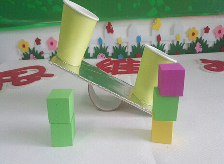 幼儿园自制玩教具手工制作平衡天枰玩教具